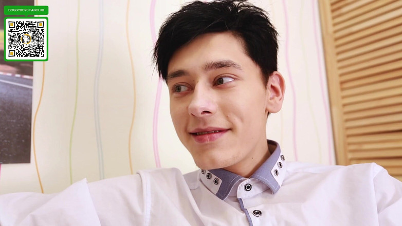 Doggy boys: 吮吸鸡巴的男孩leo alfano从他的朋友那里得到了一个很大的惊喜