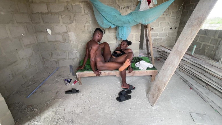 Sex naija 1: Молода 56-річна жінка відвідує молодого татуйованого в'язня