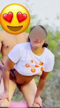 Chica india del pueblo está teniendo sexo con un vecino en la jungla, audio hindi completo