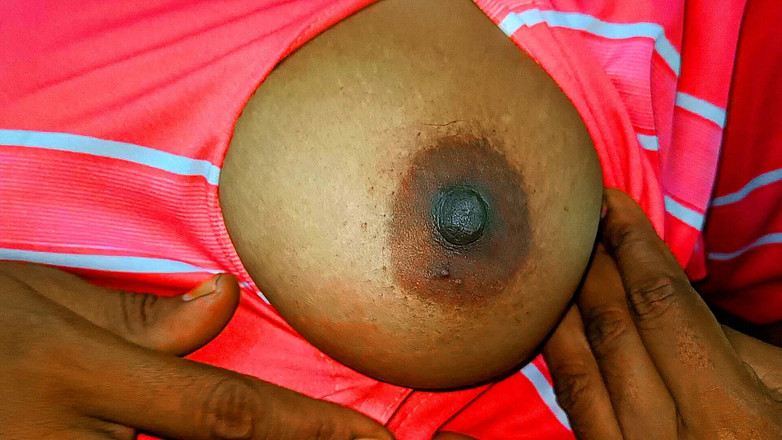 Ammukutty88: Ella usa un pequeño top y seduce mostrando sus tetas...
