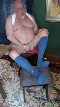 Masturbati con le whities di titey e i calzini blu lunghi