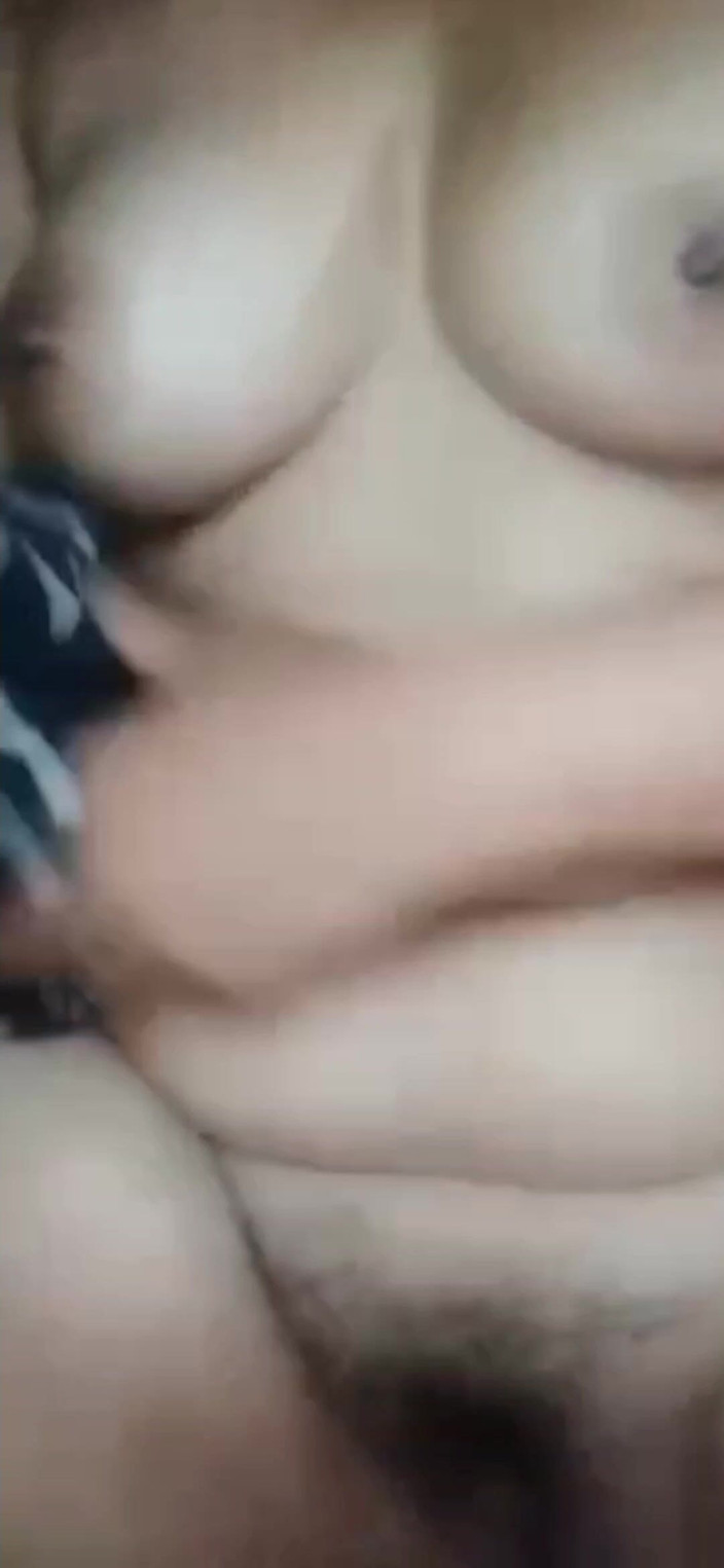 Momib45: Gioca con la figa pelosa