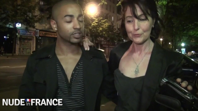 La France a Poil: Une salope d'âge moyen suce une jeune bite noire