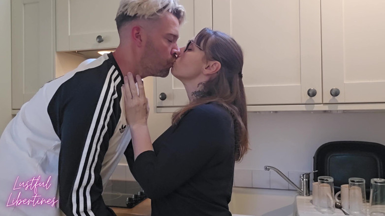 Lustful Libertines: Moje sousedova dychtivá manželka