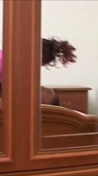 Špičkou jazyka olizuje moje horké sperma