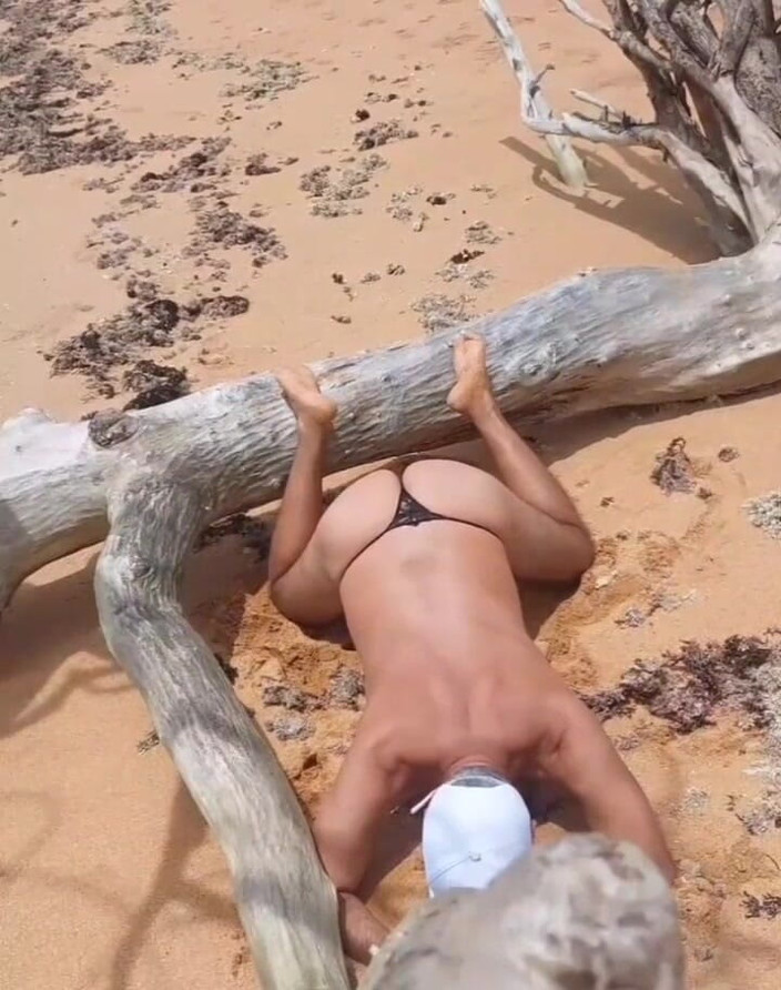 Ladysilvas: Ladysilva visar upp i sexiga trosor på stranden