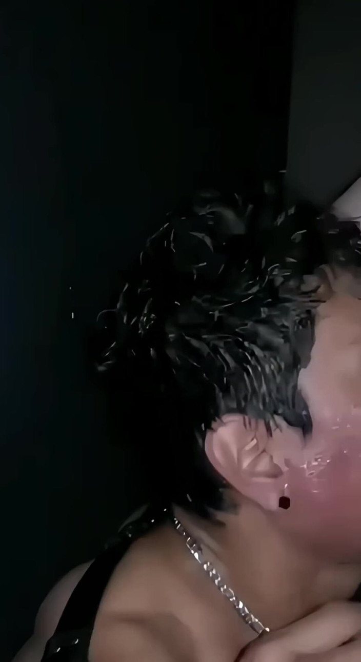 deepthroatec: Стоя на коленях, чтобы угодить своему хозяину