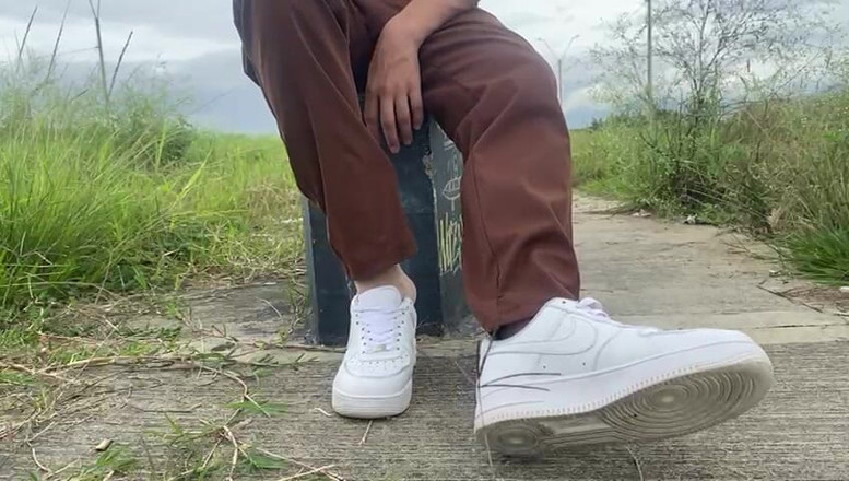 Mr Feet Colombia: CÔ ẤY CẠO GIÀY Ở NƠI CÔNG CỘNG VÀ MANG TẤT MỎNG