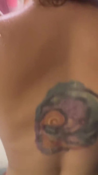 La mia sorellastra gioca con il suo dildo la doccia ma vuole anche un pene in bocca!