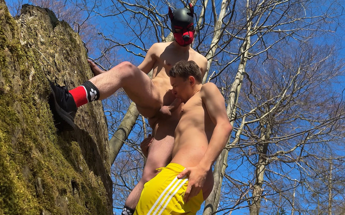 Project Y studios: Fetisj-twinks wandelen