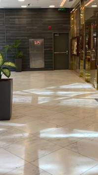 Soyunma Odasında Bir Sürü Ateşli Adamın Görmek Zorunda Kalan Ofis Çocuğu