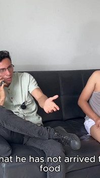 La Moglie Del Mio Amico Non È a Casa, Non Gli Piace Così Ho Deciso Di Lasciarla Scopare Il Mio Culo per Tirarlo Su Di Morale.