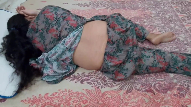 QueenbeautyQB: 인도 의붓여동생은 계모가 자신의 행동에 화가 났을 것이라고 느꼈습니다 - 힌디어 오디오