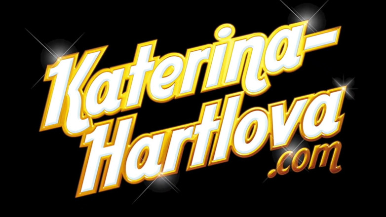 Katerina Hartlova: imaarat men sidhi par phoks poonchh ke saath bare stan...
