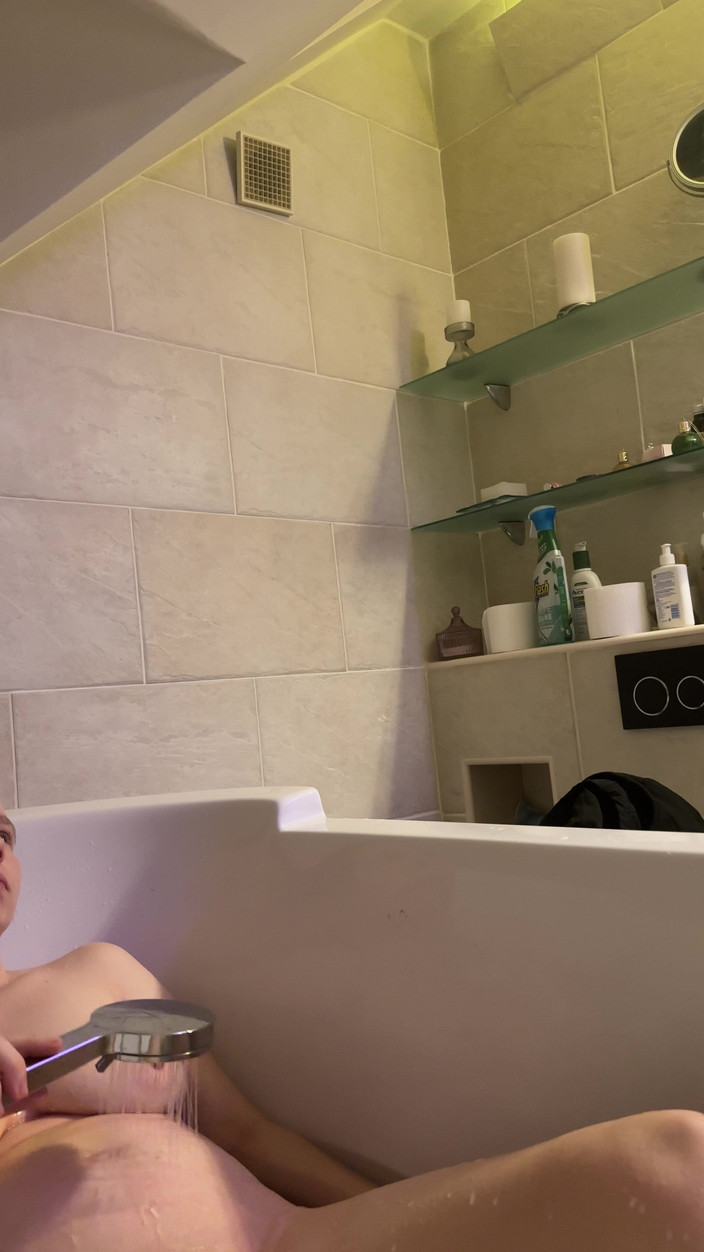 SweetLucy96: El agua tibia me pone duros los pezones