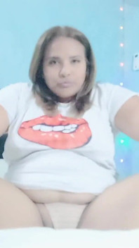 Quente Gina relaxa sua buceta usando um vibrador