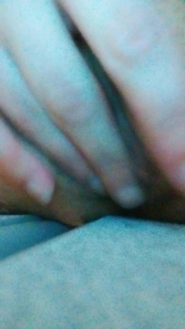 Silkyeye6969: Meando y follando mi coño