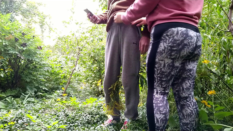 OurFetishLife: MILFka s nádherným zadkem v legínách mi pomohla čůrat v přírodě