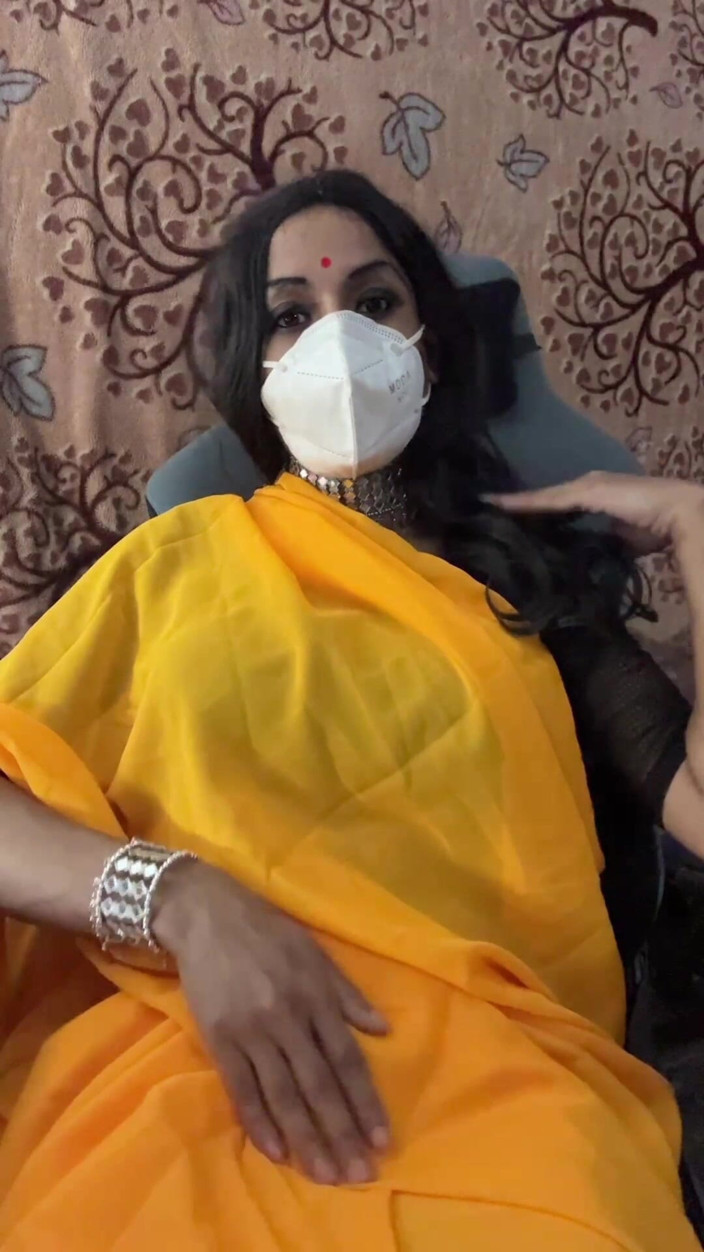 Anushka Crossy: Crossdresser Jerking off in Saree