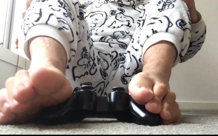 Manly foot: 你邀请我过来玩电子游戏，但我的脚不会停止玩弄操纵杆