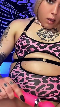Une trans tatouée utilise un jouet dans le cul et sur sa bite, une belle éjaculation