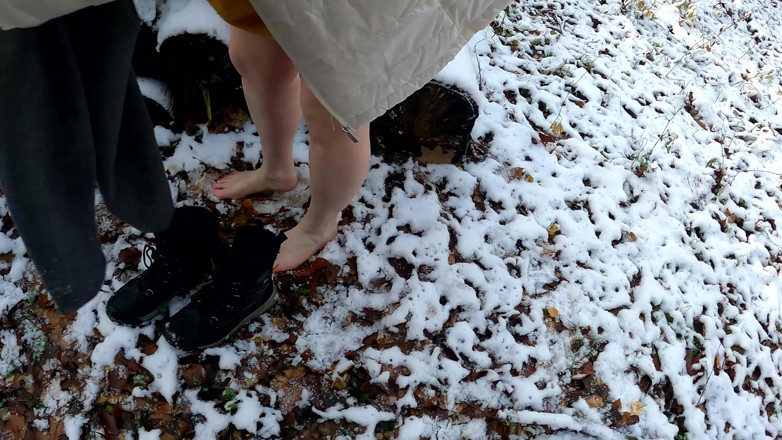Bouncy Tits Action: Bicie i ciągnięcie jej warg sromowych w śnieg