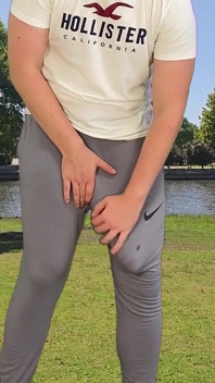 Gran polla monstruosa en pantalones de leche grises