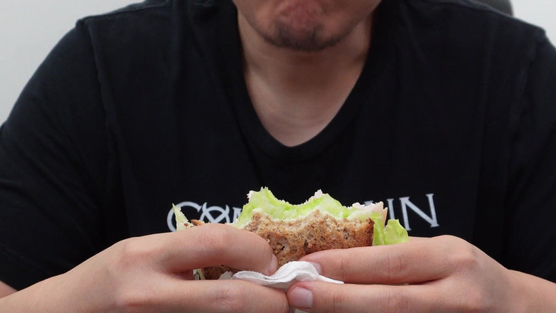 UnderXiaoQiang: Asmr ragazzo asiatico sborra mangiare colazione sandwich