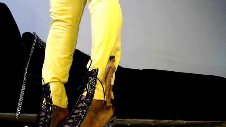 Maeling: Une petite se fait baiser dans des bottes aux chevilles...