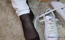 KimisWorld: White Sneakers - celana jins putih - stoking ketat pria kulit hitam