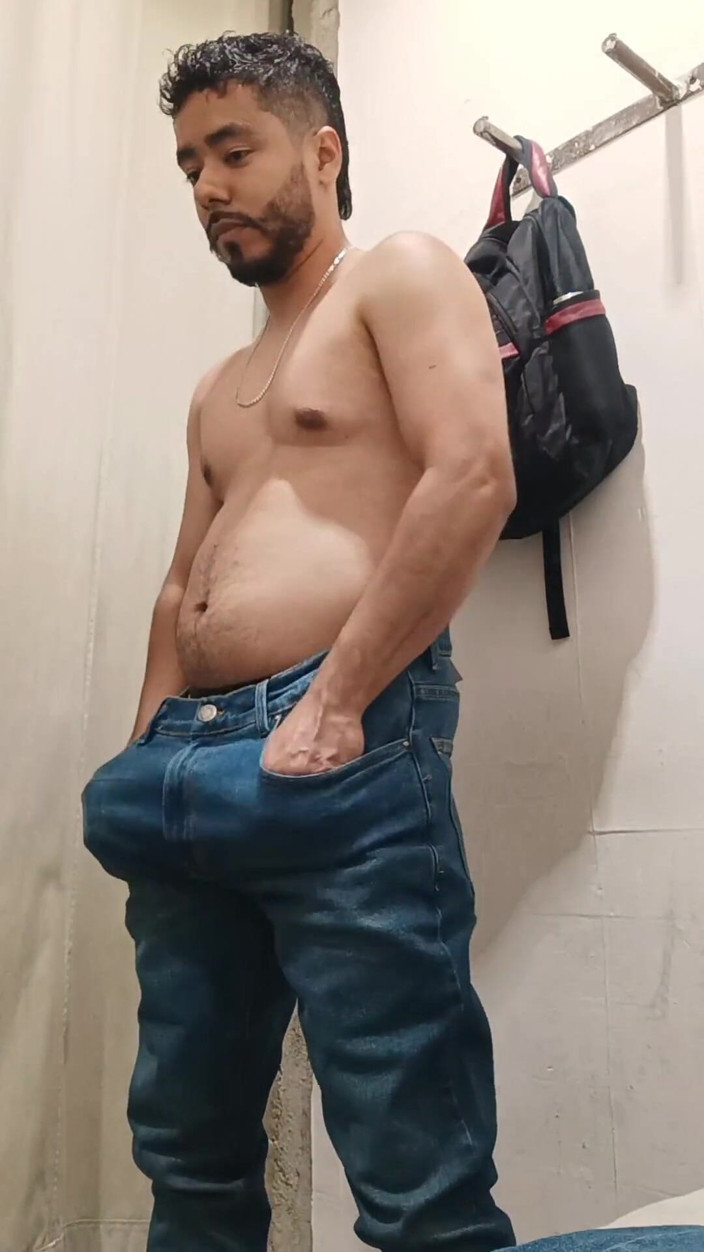 Tommhot: Đi tiểu trong phòng tắm và thủ dâm trong phòng...