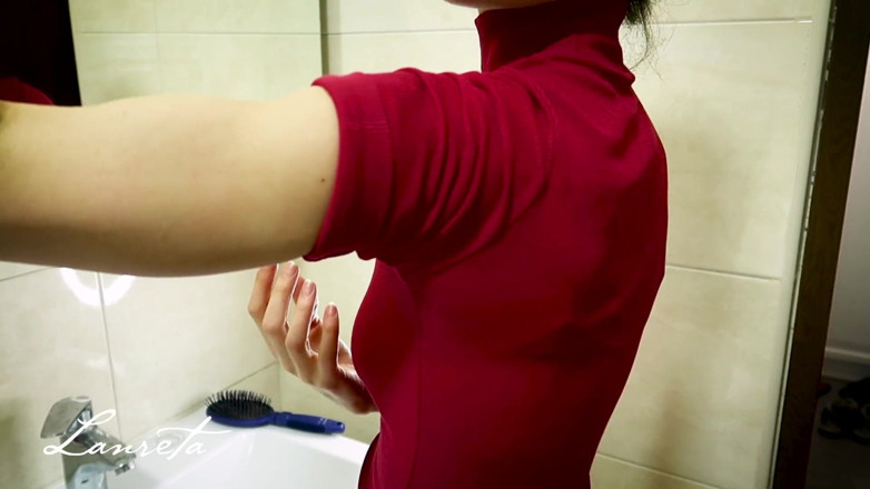 Lanreta: Miroir de la salle de bain, show musclé pour son...