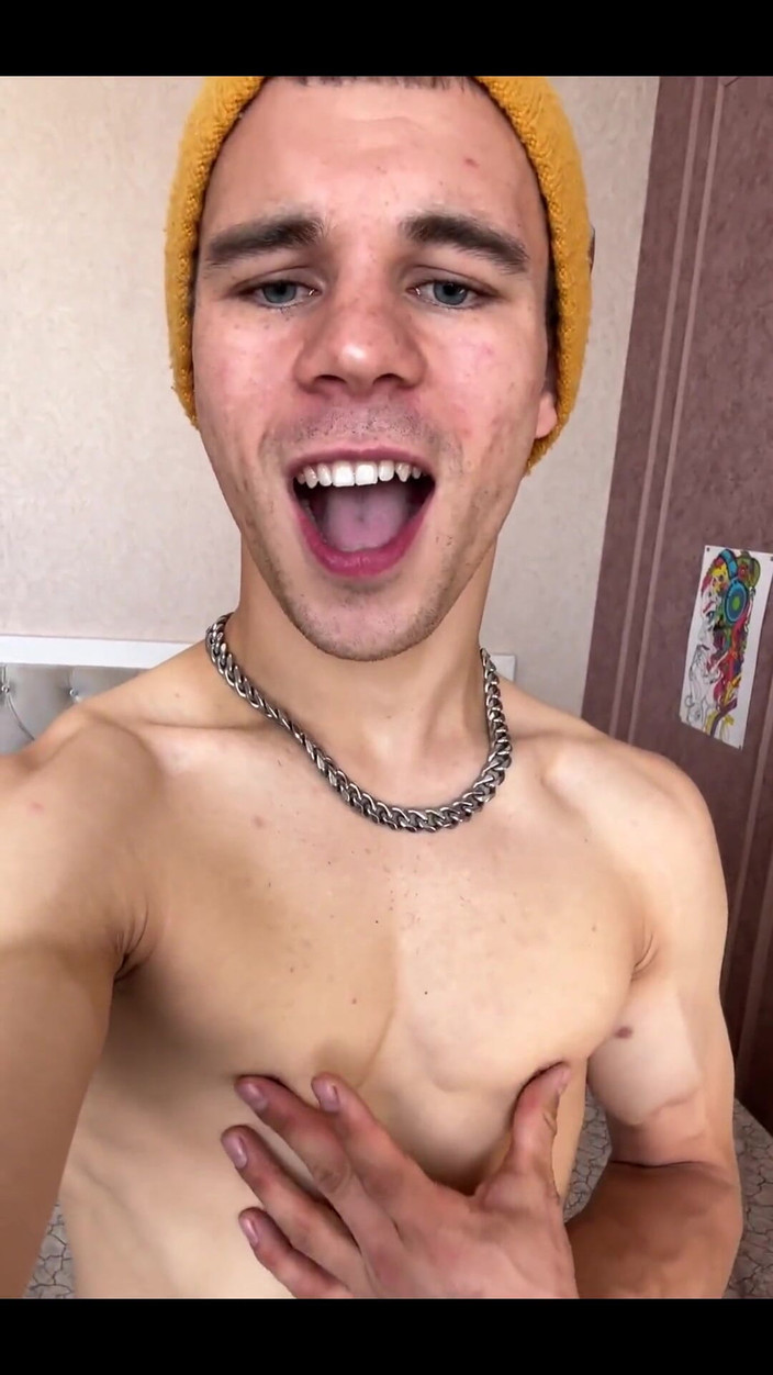 Max_Russell: Nipples ile oynuyor