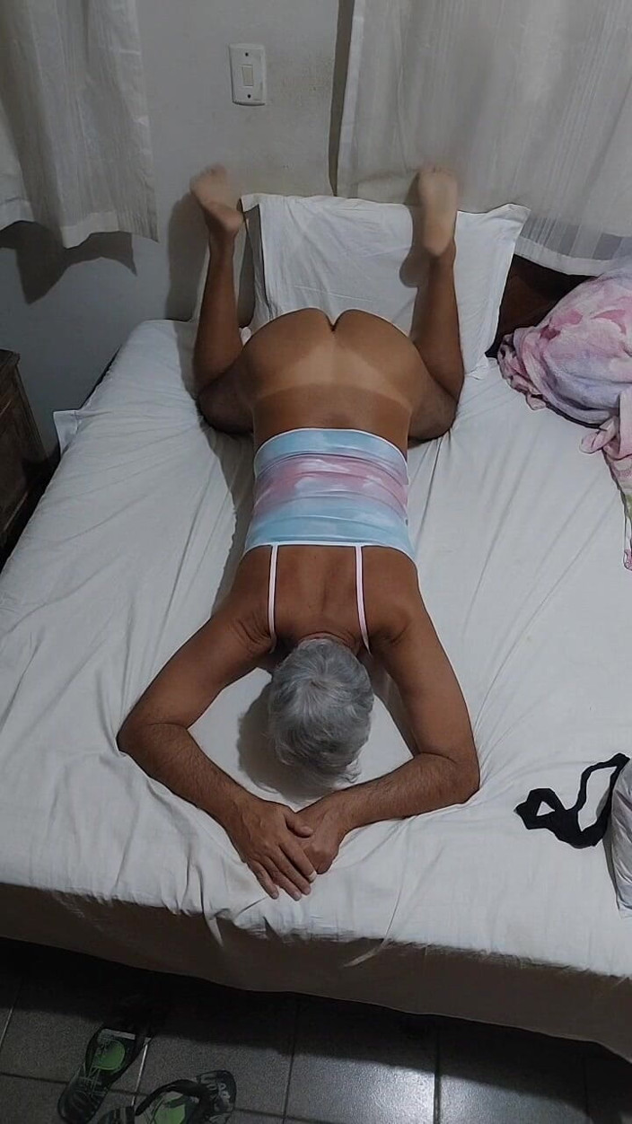 Ladysilvas: Ladysilva in Bed Doing Live Chat Showing off Her Hot...