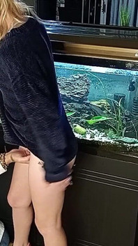 Aku dientot pakai jari sama pacar rambut pirangku yang mungil