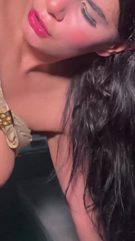 和大奶荡妇在游泳池里的热辣夜晚性爱