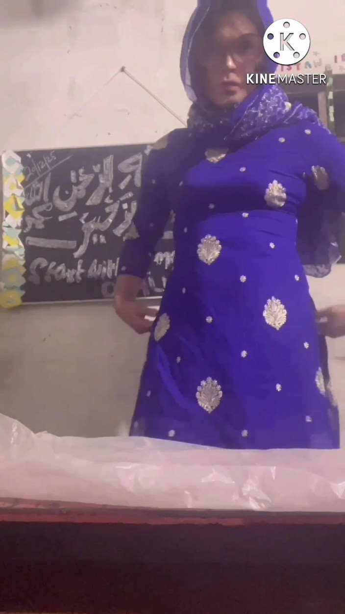 Apple00001: Sissy Academy, Lekce # 1 "StudentsKá prezentace"