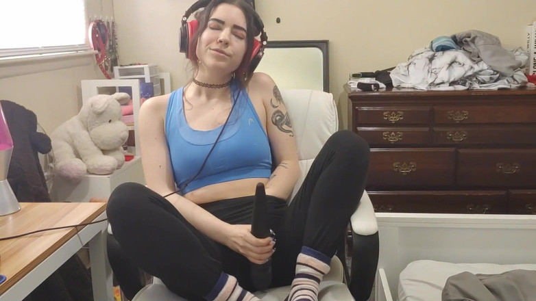 lilredvelvettt: ヘッドホンを装着して音楽に合わせてイク