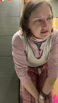 Weeing runt om i världen! Pissar i en papperskopp i Kanada