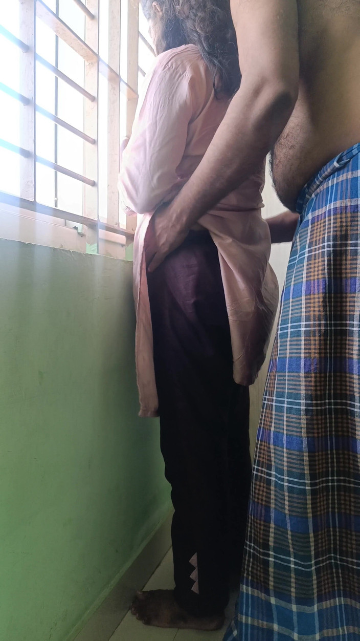 Laxi ammu: Chennai manželka v domácnosti si užívá roleplay romantiku