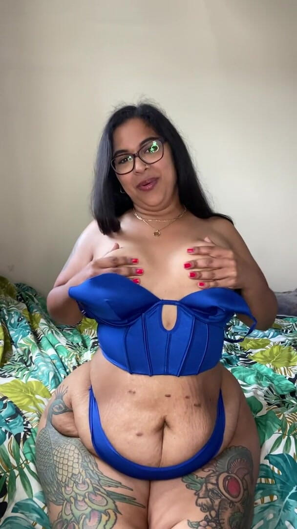 Zozonicoco: BBW Asiatica Provocante Che Gioca Con I Suoi Breat