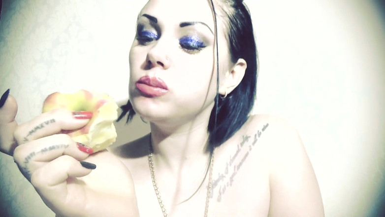 Goddess Misha Goldy: Buze roz sexy și Juisy Apple