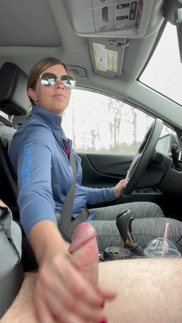Lisa Brooks: Hübsche brünette greift über und wichst mich in ihrem auto