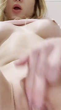Cewek sange ini lagi asik muasin memeknya sendirian di toilet pom bensin sampai orgasme
