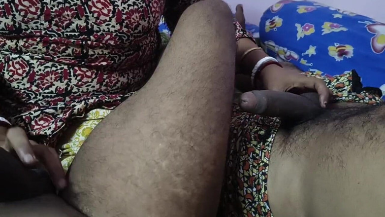 bengalihousewife: Indische bengalische hausfrau handjob für 2 schwänze