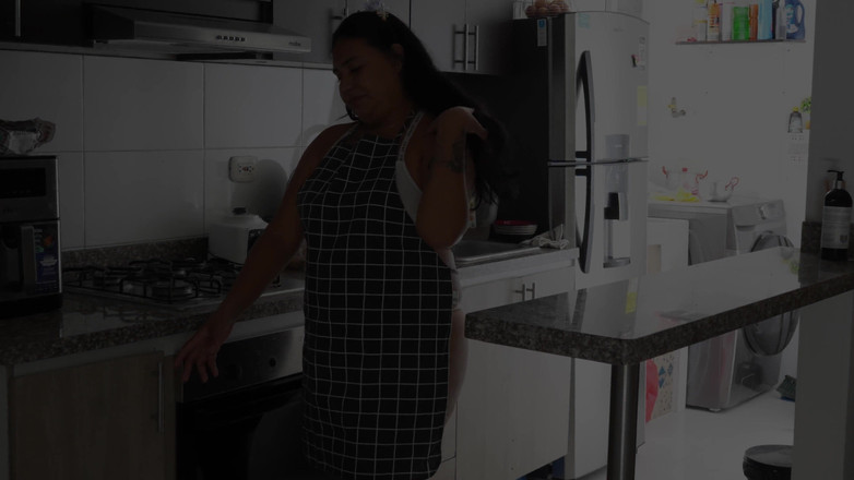 Aly: Üvey kız kardeşimi mutfakta baştan çıkarıyorum ve sıkı amcığını sert sikiyorum