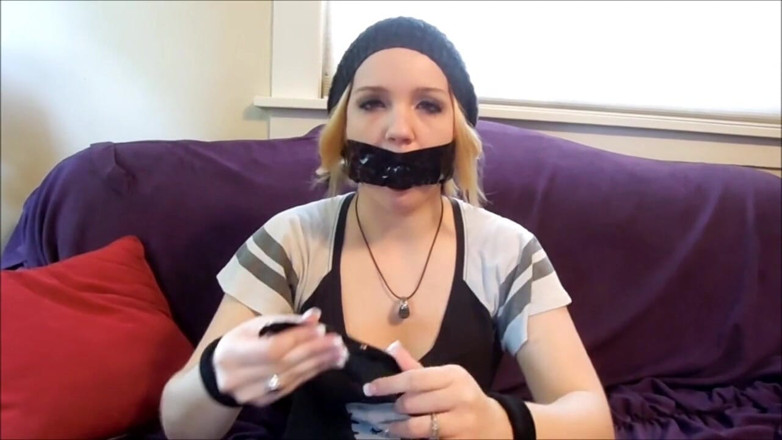 Selfgags classic: Il cassiere segreto imbavagliato!