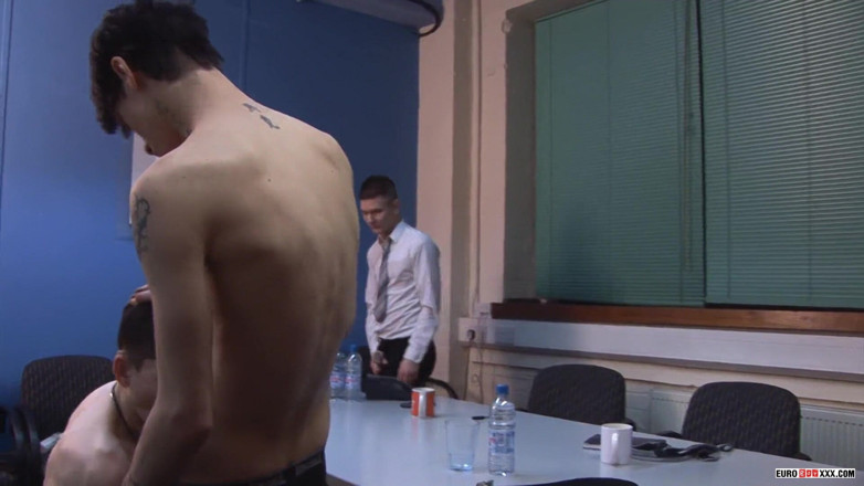 Euro boy xxx: Scopata a tre senza preservativo con un gay in affari