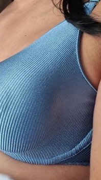 반짝이고 부드러운 파란색 나일론 브라 아래에서 단단하고 단단한 가슴을 어루만지며, 빈티지 브라 90년대 란제리