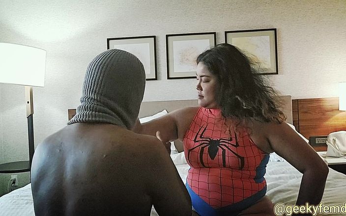 Geeky Femdom: स्पाइडर महिला मांसपेशियों और पैरों की पूजा